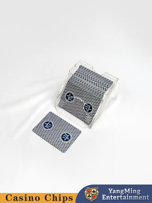 Con un distributore di poker completamente trasparente con 2 pacchetti