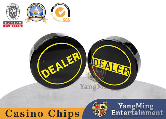 I giochi gialli della Tabella del poker del casinò di Texas Poker Dealer Button For della scultura utilizzano gli accessori per classificare la carta acrilica del commerciante di 75mm